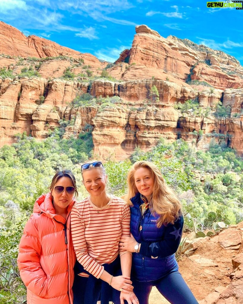 Amy Smart Instagram - You are breathtaking Sedona!! Can’t wait to go back to these red rocks and lay on a vortex again✨⛰️🌀Girls weekend to fill the soul and an awesome film festival that showed Rally Caps!! @escdunkys @amandaroserowan @sedonafilmfestival