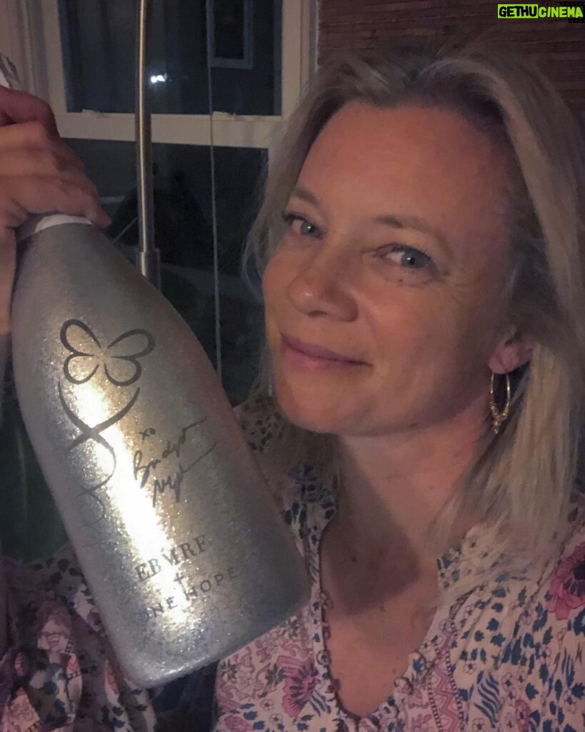 Amy Smart Instagram - Okay sooooo here’s the deal. Buying a bottle of this bubbly donates money to a very important cause called EB ( Epidermolysis Bullosa) a painful and life threatening genetic disorder. @ebmrf is working to find the cure. Please grab a bottle for a holiday gift!! Double win my friends 🍾 go to @ebmrf and their link to buy one. This the season! ✨Also available at @onehope