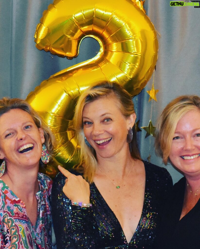 Amy Smart Instagram - My friends gave me the best premiere party for Season 2 of 🌟Stargirl 13 weeks ago today! Red carpet and all🔥 Finale of Stargirl is on TONIGHT!! Wow this season is flying by but the good thing is we are filming season 3️⃣ now and lots more fun to come. 💖🎥 @megalvarado77 @hvanstratt #homemadeisthebest #stargirl⭐️⭐️⭐️ #redcarpet