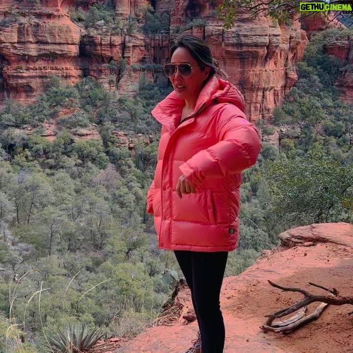 Amy Smart Instagram - You are breathtaking Sedona!! Can’t wait to go back to these red rocks and lay on a vortex again✨⛰️🌀Girls weekend to fill the soul and an awesome film festival that showed Rally Caps!! @escdunkys @amandaroserowan @sedonafilmfestival