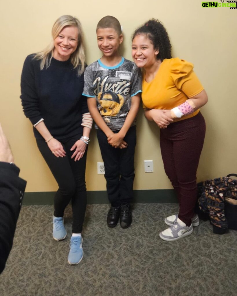 Amy Smart Instagram - Opening night at the 16th Annual at @reelabilitiesny film fest!! Ezra opened the fest directed by @tonygoldwyn 🎥Whoopi was honored and in the film. ✨ 40 films picked to tell stories that includes people with disabilities. Our film @rallycapsthemovie made it in and then we had the honor to go to Mill Neck School for the Deaf the next day and screen the film w subtitles and meet some of the kids. My heart is bursting. So much gratitude to share that morning with them. 🤟🏽 Bradley,the principle, was so amazing!! Heart of gold. 💛