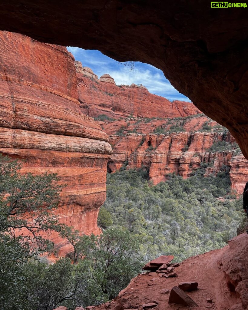 Amy Smart Instagram - You are breathtaking Sedona!! Can’t wait to go back to these red rocks and lay on a vortex again✨⛰️🌀Girls weekend to fill the soul and an awesome film festival that showed Rally Caps!! @escdunkys @amandaroserowan @sedonafilmfestival