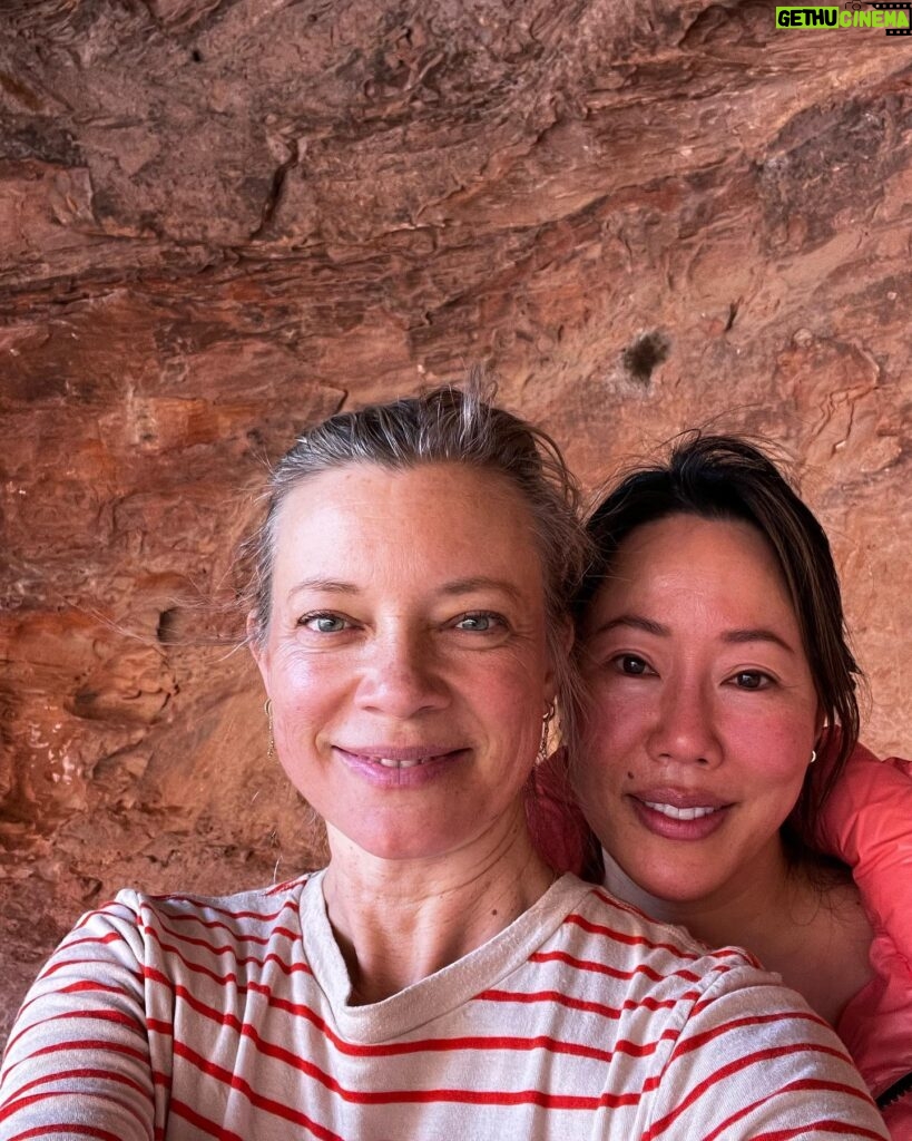 Amy Smart Instagram - You are breathtaking Sedona!! Can’t wait to go back to these red rocks and lay on a vortex again✨⛰️🌀Girls weekend to fill the soul and an awesome film festival that showed Rally Caps!! @escdunkys @amandaroserowan @sedonafilmfestival