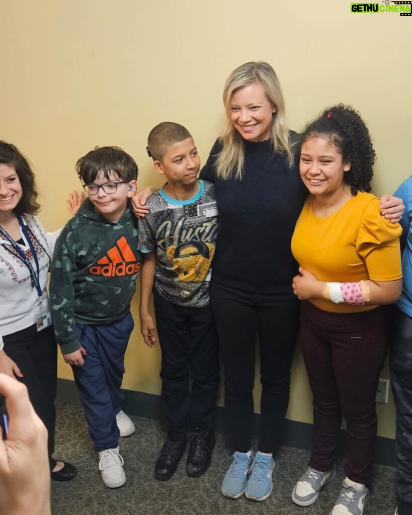 Amy Smart Instagram - Opening night at the 16th Annual at @reelabilitiesny film fest!! Ezra opened the fest directed by @tonygoldwyn 🎥Whoopi was honored and in the film. ✨ 40 films picked to tell stories that includes people with disabilities. Our film @rallycapsthemovie made it in and then we had the honor to go to Mill Neck School for the Deaf the next day and screen the film w subtitles and meet some of the kids. My heart is bursting. So much gratitude to share that morning with them. 🤟🏽 Bradley,the principle, was so amazing!! Heart of gold. 💛