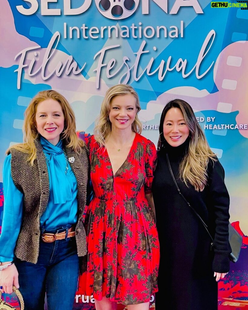 Amy Smart Instagram - You are breathtaking Sedona!! Can’t wait to go back to these red rocks and lay on a vortex again✨⛰️🌀Girls weekend to fill the soul and an awesome film festival that showed Rally Caps!! @escdunkys @amandaroserowan @sedonafilmfestival