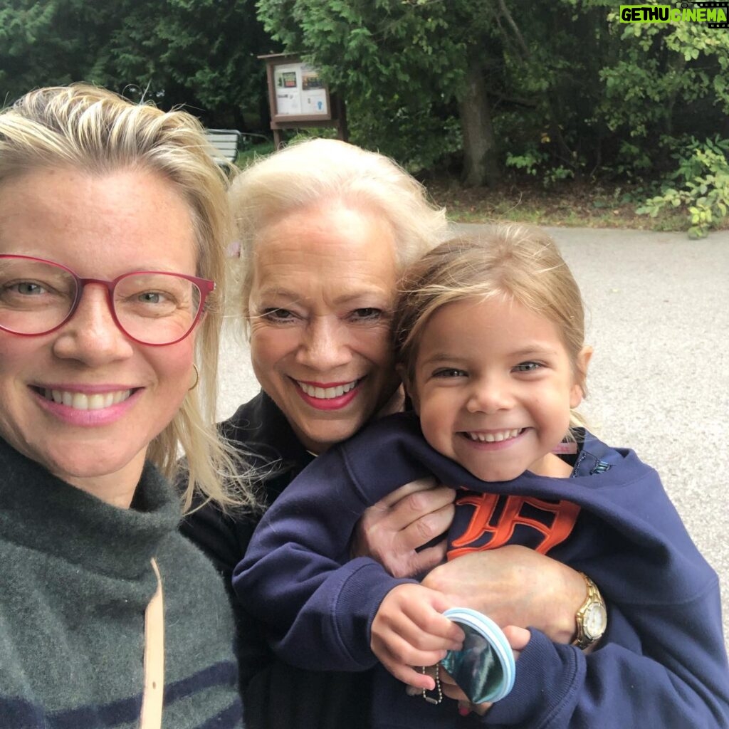 Amy Smart Instagram - You are the sparkly joy in our lives✨So happy to be your mama🌸Love ya mom!!! #nationaldaughtersday