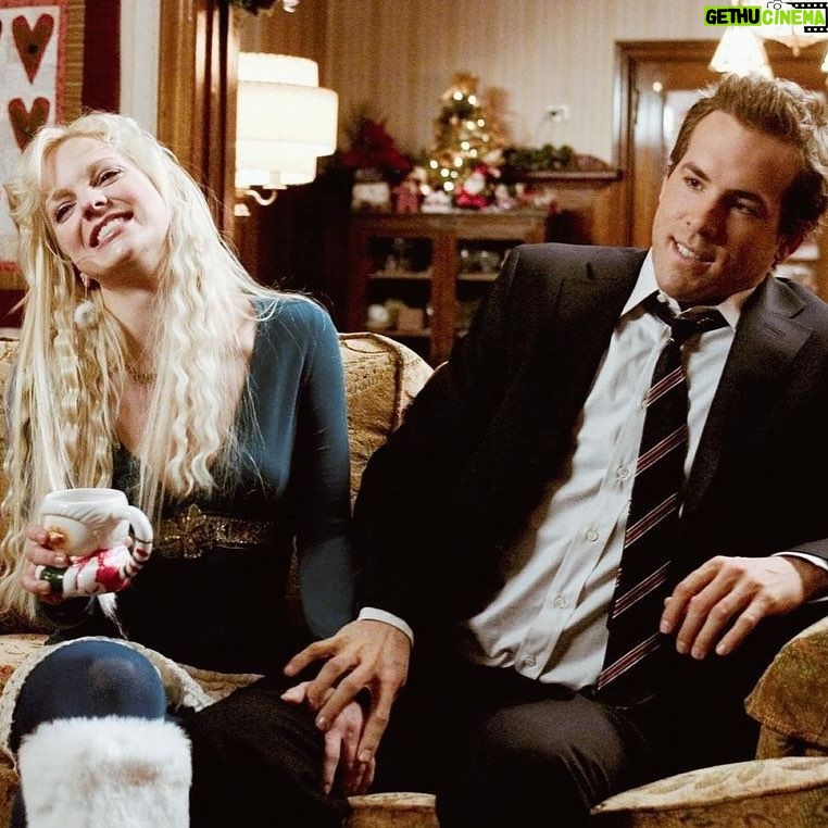 Amy Smart Instagram - Getting in the holiday spirit w some #tbt Just Friends ✨☃️🎄😂 Repost from @retroblissful • Happy 1st of December 🎄☃️❄️🤍✨ Here’s a appreciation post to my favorite Christmas Movie. Just Friends ✨ (2005) I mean how can you not love this movie?? It’s so funny and has such a good ending. #justfriends #2000s #early2000s #justfriendsmovie #early2000smovies #classics #y2k #y2kvibes #00snostalgia #00s #comedies #comedy #romance #christmas #christmasmovies #christmasmovie #comeyclassic #underrated #ryanreynolds #annafaris #chrisklein #chrismarquette #amysmart #juliehagerty #romcom #holiday #throwback #00sthrowback #explorepage
