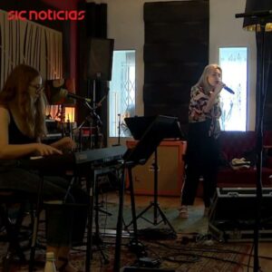 Ana Bacalhau Instagram - Ana Bacalhau lançou um novo single, "Por Nos Darem Tanto”, uma homenagem às mulheres do 25 de Abril. 

Celebrar a liberdade, a par com a conquista de direitos pelas mulheres portuguesas após a ditadura, marca o ritmo do novo tema, que conta com a letra de A Garota Não.

Veja a reportagem completa através do link na bio.

#anabacalhau #musica #cultura #liberdade #garotanao #mulheres #democracia #25abril #voto #25deabril #portugal #video #sicnoticias