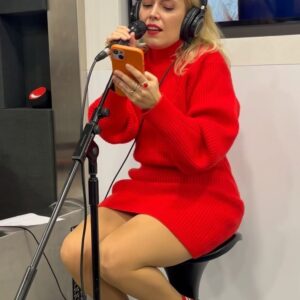 Ana Bacalhau Instagram - Ana Bacalhau acabou de fazer magia no Já Se Faz Tarde! Com a poderosa voz que tem, apresentou-nos uma versão de “Lithium” e a nova canção “Fósforo”🤩 Foi muuuito bom!