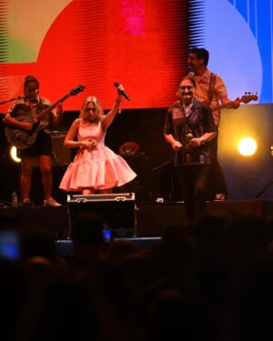 Ana Bacalhau Instagram - E foi assim a primeira noite de @santosnotejo! Quem se divertiu tanto quantos nós, põe a mão no ar! ✋🥳

#sic#santosnotejo#noite#festa#santospopulares#sardinha#musica#artistas
