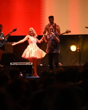 Ana Bacalhau Instagram - E foi assim a primeira noite de @santosnotejo! Quem se divertiu tanto quantos nós, põe a mão no ar! ✋🥳

#sic#santosnotejo#noite#festa#santospopulares#sardinha#musica#artistas