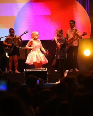 Ana Bacalhau Instagram - E foi assim a primeira noite de @santosnotejo! Quem se divertiu tanto quantos nós, põe a mão no ar! ✋🥳

#sic#santosnotejo#noite#festa#santospopulares#sardinha#musica#artistas
