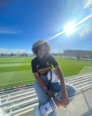 Ana Bokesa Instagram - Ayer me pasé la mañana suuuuuuuuper contenta y flipando con todo porque tuve la oportunidad de conocer al primer equipo femenino del @realmadridfem @realmadrid gracias a @adidasfootball y hacer un tour por la Ciudad Deportiva😍 @madridistas 
VIVA EL FÚTBOL FEMENINO💪🏾⚽️
Mi “yo” de la infancia chillando muy fuerte. 
Desliza si quieres descubrir si he perdido o no el toque (🦵🏾⚽️) 🙄😂
#adidasfootball 
#adidasxrealmadrid 
Pd: efectivamente no solté el balón que me firmaron las chicas ni medio segundo