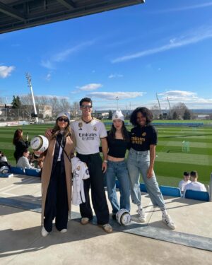 Ana Bokesa Instagram - Ayer me pasé la mañana suuuuuuuuper contenta y flipando con todo porque tuve la oportunidad de conocer al primer equipo femenino del @realmadridfem @realmadrid gracias a @adidasfootball y hacer un tour por la Ciudad Deportiva😍 @madridistas 
VIVA EL FÚTBOL FEMENINO💪🏾⚽️
Mi “yo” de la infancia chillando muy fuerte. 
Desliza si quieres descubrir si he perdido o no el toque (🦵🏾⚽️) 🙄😂
#adidasfootball 
#adidasxrealmadrid 
Pd: efectivamente no solté el balón que me firmaron las chicas ni medio segundo
