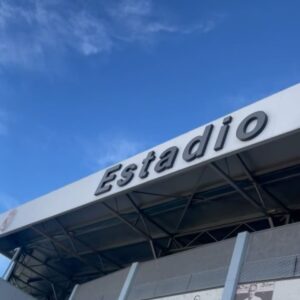 Ana Bokesa Instagram - Ayer me pasé la mañana suuuuuuuuper contenta y flipando con todo porque tuve la oportunidad de conocer al primer equipo femenino del @realmadridfem @realmadrid gracias a @adidasfootball y hacer un tour por la Ciudad Deportiva😍 @madridistas 
VIVA EL FÚTBOL FEMENINO💪🏾⚽️
Mi “yo” de la infancia chillando muy fuerte. 
Desliza si quieres descubrir si he perdido o no el toque (🦵🏾⚽️) 🙄😂
#adidasfootball 
#adidasxrealmadrid 
Pd: efectivamente no solté el balón que me firmaron las chicas ni medio segundo