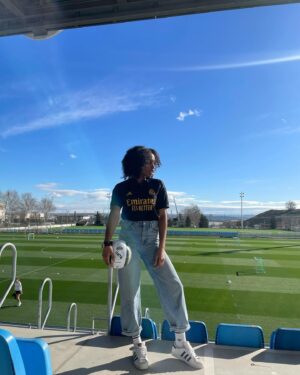 Ana Bokesa Instagram - Ayer me pasé la mañana suuuuuuuuper contenta y flipando con todo porque tuve la oportunidad de conocer al primer equipo femenino del @realmadridfem @realmadrid gracias a @adidasfootball y hacer un tour por la Ciudad Deportiva😍 @madridistas 
VIVA EL FÚTBOL FEMENINO💪🏾⚽️
Mi “yo” de la infancia chillando muy fuerte. 
Desliza si quieres descubrir si he perdido o no el toque (🦵🏾⚽️) 🙄😂
#adidasfootball 
#adidasxrealmadrid 
Pd: efectivamente no solté el balón que me firmaron las chicas ni medio segundo