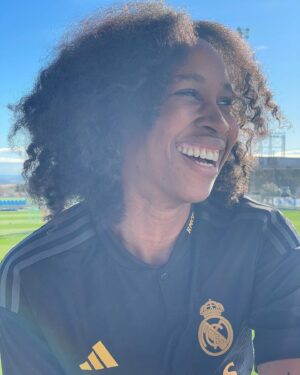 Ana Bokesa Instagram - Ayer me pasé la mañana suuuuuuuuper contenta y flipando con todo porque tuve la oportunidad de conocer al primer equipo femenino del @realmadridfem @realmadrid gracias a @adidasfootball y hacer un tour por la Ciudad Deportiva😍 @madridistas 
VIVA EL FÚTBOL FEMENINO💪🏾⚽️
Mi “yo” de la infancia chillando muy fuerte. 
Desliza si quieres descubrir si he perdido o no el toque (🦵🏾⚽️) 🙄😂
#adidasfootball 
#adidasxrealmadrid 
Pd: efectivamente no solté el balón que me firmaron las chicas ni medio segundo