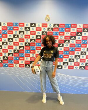 Ana Bokesa Instagram - Ayer me pasé la mañana suuuuuuuuper contenta y flipando con todo porque tuve la oportunidad de conocer al primer equipo femenino del @realmadridfem @realmadrid gracias a @adidasfootball y hacer un tour por la Ciudad Deportiva😍 @madridistas 
VIVA EL FÚTBOL FEMENINO💪🏾⚽️
Mi “yo” de la infancia chillando muy fuerte. 
Desliza si quieres descubrir si he perdido o no el toque (🦵🏾⚽️) 🙄😂
#adidasfootball 
#adidasxrealmadrid 
Pd: efectivamente no solté el balón que me firmaron las chicas ni medio segundo