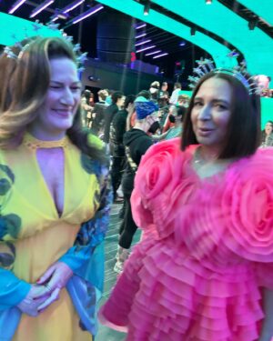 Ana Gasteyer Instagram - Obscene fun playing these two foxes hittin der clüb  #Loot season2 with angel @princesstagram - episode 8 is out now @appletv #BestyInATessie (and as ever a sublime joy being directed by @annadokoza costumes by Goddess @kirstonmann and lifted to hair heaven by @barryleemoe)💰🙏💰🙏💰🍾 BTS photo cred to Dokoza