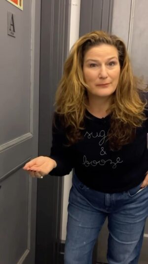 Ana Gasteyer Instagram - 👋🏻 @calebwsimpson feel free to drop by my New York shows at @lprnyc on December 15 and 16 so that we can discuss another date for an apartment tour😉🍬 #sugarandbooze #parody