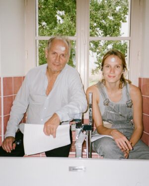 Ana Girardot Instagram - “Babyphone” La fiction sonore de @canalplus que j’ai réalisé et produit avec @chapeau.films et @sarahk.l est enfin disponible sur MyCanal !

C’est une immense fierté pour nous de vous présenter ce projet dans lequel nous avons mis beaucoup d’amour et d’envies! 

Un milliard de fois merci à toute l’équipe incroyable qu’il y a eu tout autour de ce film! Votre passion et votre force de travail nous a permis d’aller au bout de nos envies et de nos rêves! 
❤️
Merci à tous les comédiens pour avoir répondu si spontanément à mon appel et avoir accepté une tête binaural comme partenaire de jeux: @felix.moati @niseematheillaud @lynakhoudri @hipgirardot @cedklap @charlottemangel @jeromepulis @oscarinhos @thomasbunio @sarahk.l @reddoge @lola_pidoux mais aussi @juliepujols @lougirardot @icijesse @isabelotero_off Antonio Otero🍀

Une production: @chapeau.films 
Productrices : @sarahk.l @girardotana 
Réalisation : @girardotana 
Scenario : Mahault Mollaret 
1er assistante : @lola_pidoux 
Chef ingénieur son : @margauxpeyre 
Assistant son : @vincent.rochette
Set design: @oscarinhos 
📸🎥: @reddoge 
Lieu de tournage : @paraphernalia_studios 
Monteur son : @thomasbunio 
Mixeur: Alexandre Widmer 
Sound design: Alexandre Widmer 
Secrétaire de production : @dcnastasia 
Lawyer: @lauracohen1015 
Accounting society: @cinexperts.associes 

Merci infiniment à toute l’Equipe de @canalplus pour leur travail, leur confiance, leur accompagnement ! 

Rendez-vous sur mycanal pour découvrir le projet, à écouter au calme, avec des écouteurs ❤️