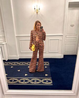 Ana Girardot Instagram - Biarritz favorite moments! (Très en retard!) 
1.chaque fois que je quittais la chambre le soir en portant des tenues plus magnifiques les unes que les autres de la maison @chanelofficial et que ça me donnait de la force et de la joie pour monter sur scène. 
2. Le soir ou Léo walk et Rosalie Varda ont cliqué sur leur amour réciproque pour la sculptrice valentine Schlegel et que c’est typiquement là que l’idée de transmission se passe. D’une génération à l’autre. La est tout l’esprit du fesitval. 
3.quand Anna Apter était là et qu’on a pu voir notre film sur grand écran ❤️
4. Quand tous les matins je me réveillais avec l’énergie d’une pile Duracell alors que la nuit avait été courte. Tellement j’étais excitée de toutes les activités du fesitval, de l’arrivée des nouveaux invités de et des projections du jour! Comme Jeanne Herry, Hugo Selignac, Fianso, Cédric Klapisch, Penelope Cruz, Alice Isaaz….❤️
5.Quand Cédric Klapisch est venu au fesitval pour faire une masterclass sur le montage avec sa monteuse Anne Sophie Bion, et qu’avec les membres fondateurs du bureau on buvait ses paroles au dîner d’ouverture. 
6. Le premier concert de la scène OFF du festival. Avec des élèves de l’école des beaux-arts. Un moment suspendue, dans un univers tellement unique. Encore bravo à Clarisse et Sacha et tous les autres pour cette scène alternative. 
8. Ma semaine entière passée avec Solene léger, ma meilleure alliée et ma femme d’affaire préférée 🔥
9. Quand Éric Toledano et Olivier Nakache sont venus présenter « une année difficile » (et que la salle pleine à craquer à donner une standing ovation de 5 minutes au film) et qu’ils étaient accompagnés de Mathieu Amalric et Jonathan Cohen (que j’ai prié pour ne pas rater ce check) 
10. La projection à la petite plage de « nos jours heureux » avec réception les pieds dans le sable et que j’ai vu la tête de notre président, Jérôme Pulis, heureux d’avoir réussi le pari de réussir ce fesitval qui nous tient tellement à cœur et dans lequel on a mis tant d’énergie ☀️ 
10. La vue depuis l’hôtel du palais, un paradis terrestre dans lequel on a pu vivre 5 jours.
Biarritz I miss you !