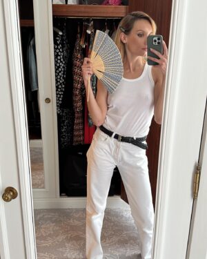 Ana Girardot Instagram - Biarritz favorite moments! (Très en retard!) 
1.chaque fois que je quittais la chambre le soir en portant des tenues plus magnifiques les unes que les autres de la maison @chanelofficial et que ça me donnait de la force et de la joie pour monter sur scène. 
2. Le soir ou Léo walk et Rosalie Varda ont cliqué sur leur amour réciproque pour la sculptrice valentine Schlegel et que c’est typiquement là que l’idée de transmission se passe. D’une génération à l’autre. La est tout l’esprit du fesitval. 
3.quand Anna Apter était là et qu’on a pu voir notre film sur grand écran ❤️
4. Quand tous les matins je me réveillais avec l’énergie d’une pile Duracell alors que la nuit avait été courte. Tellement j’étais excitée de toutes les activités du fesitval, de l’arrivée des nouveaux invités de et des projections du jour! Comme Jeanne Herry, Hugo Selignac, Fianso, Cédric Klapisch, Penelope Cruz, Alice Isaaz….❤️
5.Quand Cédric Klapisch est venu au fesitval pour faire une masterclass sur le montage avec sa monteuse Anne Sophie Bion, et qu’avec les membres fondateurs du bureau on buvait ses paroles au dîner d’ouverture. 
6. Le premier concert de la scène OFF du festival. Avec des élèves de l’école des beaux-arts. Un moment suspendue, dans un univers tellement unique. Encore bravo à Clarisse et Sacha et tous les autres pour cette scène alternative. 
8. Ma semaine entière passée avec Solene léger, ma meilleure alliée et ma femme d’affaire préférée 🔥
9. Quand Éric Toledano et Olivier Nakache sont venus présenter « une année difficile » (et que la salle pleine à craquer à donner une standing ovation de 5 minutes au film) et qu’ils étaient accompagnés de Mathieu Amalric et Jonathan Cohen (que j’ai prié pour ne pas rater ce check) 
10. La projection à la petite plage de « nos jours heureux » avec réception les pieds dans le sable et que j’ai vu la tête de notre président, Jérôme Pulis, heureux d’avoir réussi le pari de réussir ce fesitval qui nous tient tellement à cœur et dans lequel on a mis tant d’énergie ☀️ 
10. La vue depuis l’hôtel du palais, un paradis terrestre dans lequel on a pu vivre 5 jours.
Biarritz I miss you !