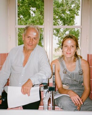 Ana Girardot Instagram - Les coulisses étranges d’un tournage un peu spécial… 
🎬 La fiction sonore d'Ana Girardot a été tournée en décors naturels pour capturer des sons réalistes à 360° grâce à une tête binaurale. 
 
#Babyphone, c'est dispo sur CANAL 