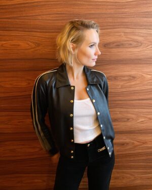 Ana Girardot Instagram - LES INSÉPARABLES de Jeremy Degruson c’est au cinéma le 13 décembre, c’est un film pour toutes les familles, pour les rêveurs et et les fans de @ericpointjudor et @jipac_shakur ❤️ comme moi 

@nwave_studios @octopolis @kmbo.films 
@charlottetourret 
@rudymartins @ayafujitamakeup @louisremyhair 

@celine