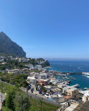Ana Golja Instagram - It’s impossible to capture the magic of Capri. 🥹💙😍

And yes, I’m a big fan of space buns. 😂