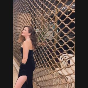 Ana Marta Contente Instagram - As vezes penso que nasci na década errada, mas depois lembro-me de que provavelmente me internariam num hospício 😂😂😂
Que tenham uma boa semana. 
📸: @margarida.adriao ❤️