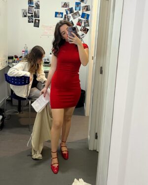 Ana Marta Contente Instagram - Behind the scenes, desta coisa tão bonita que é fazer parte do Festa é Festa.
1: Betinha e o vestido e sapatos vermelhos que me apaixonaram, obrigada @martairia 
2: selfie típica de fã do  @ruimelo 
3: é assim que a Betinha entra na Ana Marta, ela rodopia, rodopia enquanto espera a sua vez de se preparar 😂 e o @rodrigoduvenspinto a queixar-se de qualquer coisa lá atrás 
4: cartazes incríveis com verdades absolutas hihi
5: As cabeças mais jeitosas do elenco que são do @rodrigo_paganelli e do @pedroalves.official e o @alvarocandeias lá atrás a comandar tudo como ninguém.
6: o confiar no processo da maquilhagem hihihi 
#actress #festaefesta #tvi