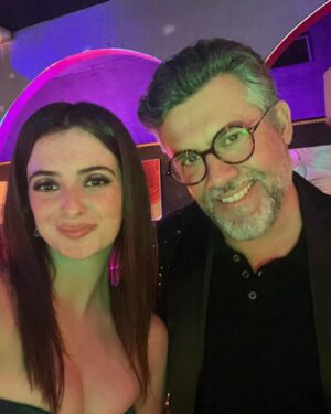 Ana Marta Contente Instagram - Behind the scenes, desta coisa tão bonita que é fazer parte do Festa é Festa.
1: Betinha e o vestido e sapatos vermelhos que me apaixonaram, obrigada @martairia 
2: selfie típica de fã do  @ruimelo 
3: é assim que a Betinha entra na Ana Marta, ela rodopia, rodopia enquanto espera a sua vez de se preparar 😂 e o @rodrigoduvenspinto a queixar-se de qualquer coisa lá atrás 
4: cartazes incríveis com verdades absolutas hihi
5: As cabeças mais jeitosas do elenco que são do @rodrigo_paganelli e do @pedroalves.official e o @alvarocandeias lá atrás a comandar tudo como ninguém.
6: o confiar no processo da maquilhagem hihihi 
#actress #festaefesta #tvi