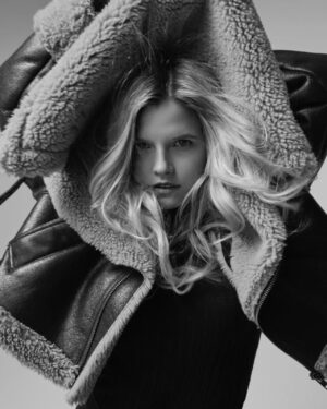 Ana Mulvoy Ten Instagram - 📸 ⛰️ 📚 🌝 ☀️ 🌴 🌸 🥾😎 🎞️