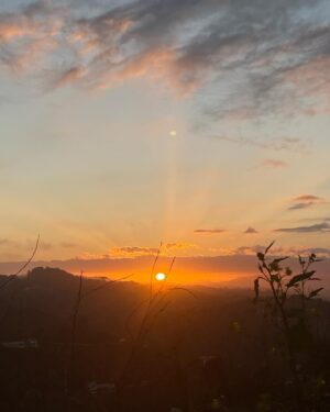 Ana Mulvoy Ten Instagram - 📸 ⛰️ 📚 🌝 ☀️ 🌴 🌸 🥾😎 🎞️