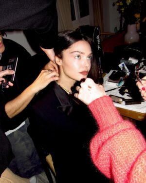 Ana Rujas Instagram - Getting ready FEROZ 🐺💞 @premiosferoz gracias por esta nominación tan especial para mi y por esta noche mágica 💓💞💓 La Mesías @sumacontent @movistarplus 

@voguespain x @edrienguillermo 
Gracias @cotoelena @jeanpaulgaultier
@bulgari @dangelovalentina_ @monica_msi 

Oskm 
@jorgeariza {el mejor} 🏩
@raquelalvarezdiaz_  @chanel.beauty @iciarcastrorial 💕🫶🏻 siempre 
@elisabel_serrano @shuuemura_artofhair 🦋💞
@ramonjordan