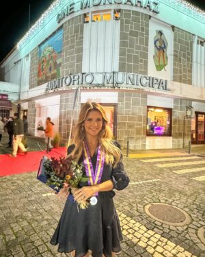 Ana Sofia Cardoso Instagram - Fui agraciada com a Medalha de Dever Cívico do Município de Reguengos de Monsaraz.
Obrigada aos que reconhecem o papel dos jornalistas e do jornalismo em cenários como as guerras do Médio Oriente e na Ucrânia.  Obrigada aos que reconhecem que a nossa “guerra” é também lutar pela justiça, pela integridade física, pelos direitos humanos e pela paz. Obrigada aos que me fazem sempre sentir em casa 🙏🎈
#stopwar #reguengosdemonsaraz #alentejo #ucrania #israel #gaza