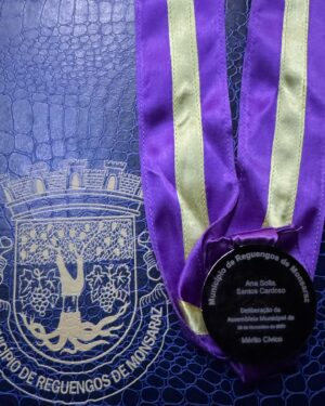 Ana Sofia Cardoso Instagram - Fui agraciada com a Medalha de Dever Cívico do Município de Reguengos de Monsaraz.
Obrigada aos que reconhecem o papel dos jornalistas e do jornalismo em cenários como as guerras do Médio Oriente e na Ucrânia.  Obrigada aos que reconhecem que a nossa “guerra” é também lutar pela justiça, pela integridade física, pelos direitos humanos e pela paz. Obrigada aos que me fazem sempre sentir em casa 🙏🎈
#stopwar #reguengosdemonsaraz #alentejo #ucrania #israel #gaza