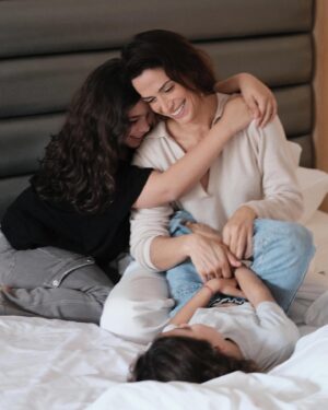 Ana Varela Instagram - Por elas, para elas. 🌷

Fujimos. Fujimos de uma rotina apertada, de uma corrida cheia de barreias, onde por vezes esquecemos qual a verdadeira meta. Demos a nós próprias permissão para acordar tarde, para comer o que apetece, para desarrumar, para saltar, para passear, nadar e brincar muito. Nem a chuva nos impediu!!Voltámos a tempo de votar - por elas e para elas. 💪🏻

Obrigada @pinecliffs @serenityspa_pt e @activebyserenity por cuidarem de nós este fim de semana. Estávamos a precisar muito. 🙏🏻🥹♥️

#pinecliffslifestyle #theartofwellbeing