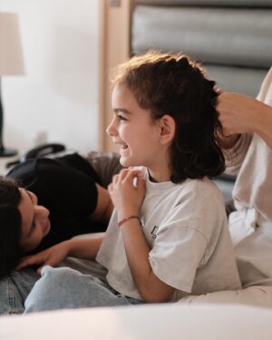 Ana Varela Instagram - Por elas, para elas. 🌷

Fujimos. Fujimos de uma rotina apertada, de uma corrida cheia de barreias, onde por vezes esquecemos qual a verdadeira meta. Demos a nós próprias permissão para acordar tarde, para comer o que apetece, para desarrumar, para saltar, para passear, nadar e brincar muito. Nem a chuva nos impediu!!Voltámos a tempo de votar - por elas e para elas. 💪🏻

Obrigada @pinecliffs @serenityspa_pt e @activebyserenity por cuidarem de nós este fim de semana. Estávamos a precisar muito. 🙏🏻🥹♥️

#pinecliffslifestyle #theartofwellbeing