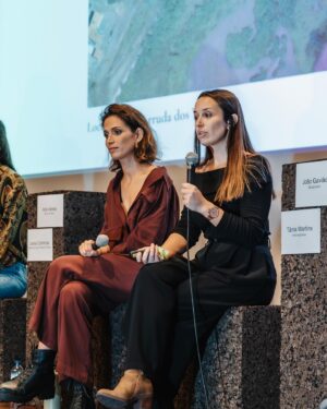Ana Varela Instagram - Em 2023, dei início a uma das maiores aventuras da minha vida: comprei uma casa no campo e arranquei com a sua renovação. 🏡💚 

No entanto, eu queria mais que uma simples renovação…  Preocupada com todas as questões ambientais com que o nosso planeta se depara nos tempos actuais, familiarizada com as lacunas da construção civil em Portugal e com os custos energéticos que uma casa pede na sua utilização a longo-prazo, eu queria fazer diferente: a minha Casa no Campo tinha que ser uma Passive House!

Escrevi novo artigo no greenlittlesteps.com, onde explico o que é uma Passive House, como se consegue uma Passive House e quais são as suas vantagens. Dei exemplos práticos das soluções que implementei na minha obra. Deixo o link nos stories.

É para mim motivo de bastante orgulho ter conseguido reabilitar esta casa segundo pilares da sustentabilidade em que tanto acredito e que sinto que trarão diferença ao Mundo em que vivemos. Faz-me também muito sentido partilhar o conhecimento que reuni ao longo do meu processo de construção de uma Passive House, de forma a trazer informação para o público em geral. Acredito que a mudança na eficiência dos edifícios deve ser levada a cabo por governos e empresas no setor, mas defenderei sempre que um consumidor bem informado, neste caso um dono de obra bem informado, tem do seu lado o poder de exigir a melhor das soluções. 🌿

Na foto, na Conferência @passivhausportugal ao lado da arquiteta Tânia Martins da @homestoriespt com quem tanto aprendi neste processo e onde fui convidada a apresentar o projeto “Casa no Campo”.

#casanocampo #casanocampobyanavarela #passivehouse #casaeficiente #sustentabilidade #greenlittlesteps