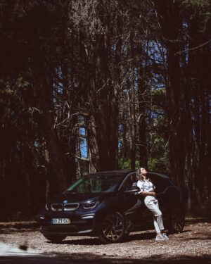 Ana Varela Instagram - Muito se fala (e com razão) no fim do ciclo de vida dos carros elétricos. É cada vez mais urgente sairmos de uma economia linear e colocarmos a circularidade no topo das prioridades. O aumento da eficiência das baterias (menos recursos para mais autonomia), a investigação crescente na área da reciclagem dos componentes e o seu reaproveitamento para outros usos, como o armazenamento da energia produzida pelas energias renováveis, são, sem dúvida, o foco quando falamos no fim de vida de um carro elétrico. Mas… antes de TUDO isto… um carro elétrico pode ter várias vidas!!! 🚙 🔄

Esta continuação do ciclo de vida das viaturas é uma preocupação na @bmwportugal, inserida na estratégia de circularidade dos seus produtos, e é por isso que carros elétricos usados, como este #i3, modelo icónico da marca que marcou o início do caminho da eletrificação na BMW, estão disponíveis para venda no site oficial www.bmw.pt . 

O BMW Group tem inclusive programas dedicados à venda de viaturas usadas que têm como objetivo prestar o melhor serviço aos clientes, garantindo produtos de elevada qualidade, amplamente verificados pelos serviços autorizados BMW e protegidos com garantias de confiança.

Antes de comprar novo, pensemos sempre em dar uma nova vida ao que já existe. Só assim podemos ser realmente falar em sustentabilidade. 💚

#mobilidadeeletrica #segundavida #usados #circularidade #sustentabilidade @bmwportugal
Fotografias @smilephotopt