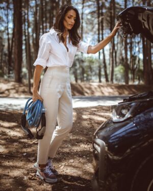 Ana Varela Instagram - Muito se fala (e com razão) no fim do ciclo de vida dos carros elétricos. É cada vez mais urgente sairmos de uma economia linear e colocarmos a circularidade no topo das prioridades. O aumento da eficiência das baterias (menos recursos para mais autonomia), a investigação crescente na área da reciclagem dos componentes e o seu reaproveitamento para outros usos, como o armazenamento da energia produzida pelas energias renováveis, são, sem dúvida, o foco quando falamos no fim de vida de um carro elétrico. Mas… antes de TUDO isto… um carro elétrico pode ter várias vidas!!! 🚙 🔄

Esta continuação do ciclo de vida das viaturas é uma preocupação na @bmwportugal, inserida na estratégia de circularidade dos seus produtos, e é por isso que carros elétricos usados, como este #i3, modelo icónico da marca que marcou o início do caminho da eletrificação na BMW, estão disponíveis para venda no site oficial www.bmw.pt . 

O BMW Group tem inclusive programas dedicados à venda de viaturas usadas que têm como objetivo prestar o melhor serviço aos clientes, garantindo produtos de elevada qualidade, amplamente verificados pelos serviços autorizados BMW e protegidos com garantias de confiança.

Antes de comprar novo, pensemos sempre em dar uma nova vida ao que já existe. Só assim podemos ser realmente falar em sustentabilidade. 💚

#mobilidadeeletrica #segundavida #usados #circularidade #sustentabilidade @bmwportugal
Fotografias @smilephotopt