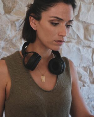 Ana Varela Instagram - Fui levar as miúdas à escola e voltei; a RTP veio cá a casa e filmámos uma peça sobre compostagem doméstica que sai em breve; entre um e outro ainda enviei uns emails à Câmara Municipal; almocei; li os últimos episódios da Senhora do Mar; comecei a editar o novo episódio da Casa no Campo; fui buscar as miúdas à escola; fiz o jantar enquanto dancei com a Alice. 

Às vezes perco-me nas mil facetas de um dia só 💃🏻👩🏻‍🌾🤸🏻‍♀️👩🏻‍🍳👩🏻‍💻🐙 Nunca soube ser só uma coisa… Tenho sempre de me experimentar em mil versões diferentes - dentro e fora de palco; à frente e atrás das câmaras. Especialistas em astrologia dirão que a culpa é da minha Lua em Gémeos. Eu por aqui continuo, a brincar na adrenalina das redes da vida.

Serei só eu? 🤔
