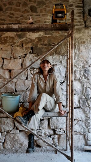 Ana Varela Instagram - Com 99% dos votos a favor, aqui está a prometida tour pela Casa do Campo em obras. 👷🏻‍♀️🏡🚧 

Como já perceberam, apaixonei-me totalmente por este projecto. Estou a participar em cada fase, em cada detalhe, a coordenar cada passo. 

Voltar a viver no campo, numa casa construída pelas minhas próprias mãos, faz parte de um sonho há muito tempo desejado. 

Ansiosa por voltar a fazer esta tour, depois das obras.✨

Estão a gostar de acompanhar? 🥰

#casanocampo #casanocampobyanavarela #dreamscometrue