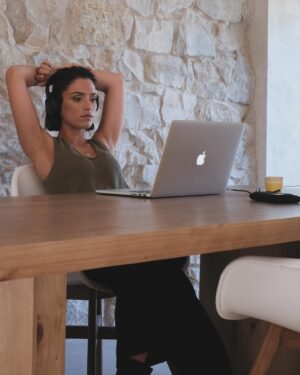 Ana Varela Instagram - Fui levar as miúdas à escola e voltei; a RTP veio cá a casa e filmámos uma peça sobre compostagem doméstica que sai em breve; entre um e outro ainda enviei uns emails à Câmara Municipal; almocei; li os últimos episódios da Senhora do Mar; comecei a editar o novo episódio da Casa no Campo; fui buscar as miúdas à escola; fiz o jantar enquanto dancei com a Alice. 

Às vezes perco-me nas mil facetas de um dia só 💃🏻👩🏻‍🌾🤸🏻‍♀️👩🏻‍🍳👩🏻‍💻🐙 Nunca soube ser só uma coisa… Tenho sempre de me experimentar em mil versões diferentes - dentro e fora de palco; à frente e atrás das câmaras. Especialistas em astrologia dirão que a culpa é da minha Lua em Gémeos. Eu por aqui continuo, a brincar na adrenalina das redes da vida.

Serei só eu? 🤔