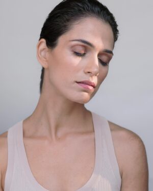 Ana Varela Instagram - Seguimos, dançando entre luz e sombra 🌓

ph @_mariavasconcelos 
make&hair @tomperdigao