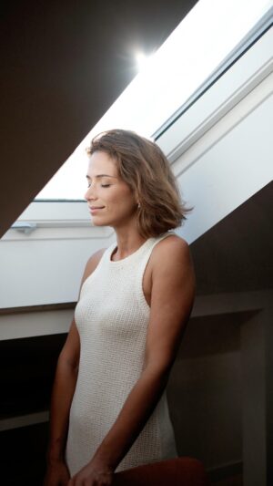 Ana Varela Instagram - As morning pages são uma prática de escrita matinal que estimula a criatividade e a clareza mental. Ao escrever três páginas de forma livre logo pela manhã, debaixo da magnífica luz natural que as janelas @velux dão a esta casa, encontro uma maneira de desbloquear 
pensamentos e emoções, ganhando autoconsciência. Costumo arrancar com a pergunta: “Como te sentes hoje Ana?” ou “O que pede a vida de mim?”. O que se segue é uma jorrada de palavras que limpam o emocional e o mental. Escrevo sobre a vida, reflito sobre os meus papéis de mãe e de artista e escrevo muito sobre o nosso planeta, sobre o rumo desta nossa humanidade. Ao escrever, tomo consciência dos meus hábitos, das minhas escolhas e do seu impacto. “O que mais posso fazer?” - pergunto a mim mesma. A resposta vem de imediato: “Sê a mudança que queres ver no mundo. Concentra-te em ti e no que está ao teu alcance.” 💚

@velux #deixealuzentrar #transformingspaces p u b