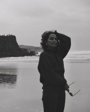 Ana Varela Instagram - A vida é feita de ciclos - há muito que o sei. Ainda assim continuo a ser surpreendida com cada volta que a vida decide dar. 😍

Fim de semana de passagem entre ciclos na @casa_bombordo para, entre o mar e a serra da Carrapateira, agradecer muito a tudo o que foi e abrir o coração a tudo o que aí vem. 🙌🏻

Em breve conto-vos tudo. 🤍

#newbeginnings #trust