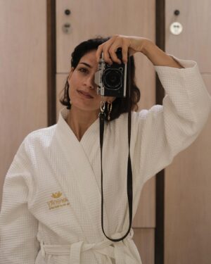 Ana Varela Instagram - Por elas, para elas. 🌷

Fujimos. Fujimos de uma rotina apertada, de uma corrida cheia de barreias, onde por vezes esquecemos qual a verdadeira meta. Demos a nós próprias permissão para acordar tarde, para comer o que apetece, para desarrumar, para saltar, para passear, nadar e brincar muito. Nem a chuva nos impediu!!Voltámos a tempo de votar - por elas e para elas. 💪🏻

Obrigada @pinecliffs @serenityspa_pt e @activebyserenity por cuidarem de nós este fim de semana. Estávamos a precisar muito. 🙏🏻🥹♥️

#pinecliffslifestyle #theartofwellbeing